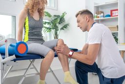 When should you go to a knee doctor?