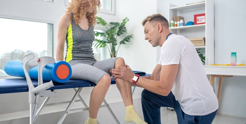 When should you go to a knee doctor?